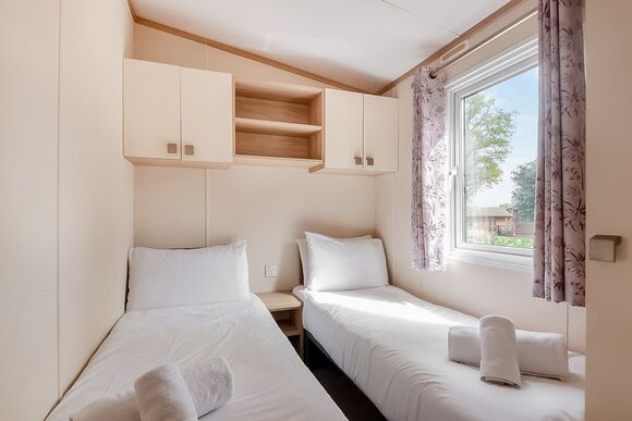 Superior Holiday Home 6 - Edgeley Holiday Park, Albury, Guildford