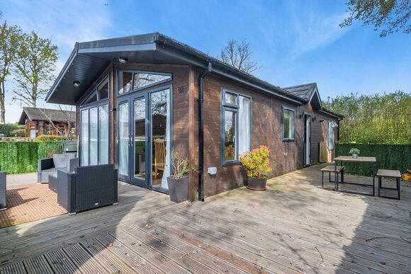 Luxury Lodge 4 - Edgeley Holiday Park, Albury, Guildford