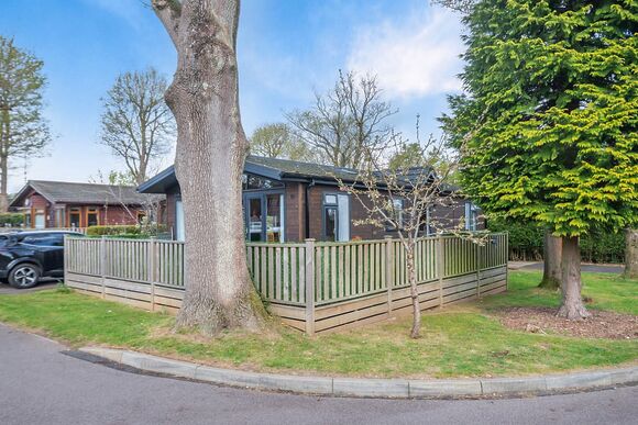 Luxury Lodge 4 - Edgeley Holiday Park, Albury, Guildford