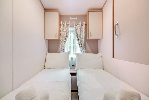 Superior Caravan 6 - Edgeley Holiday Park, Albury, Guildford