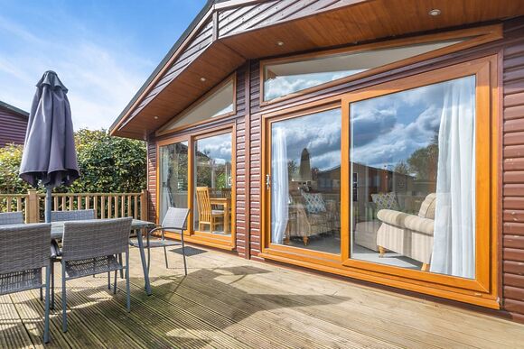 Superior Lodge 4 (Pet) - Edgeley Holiday Park, Albury, Guildford