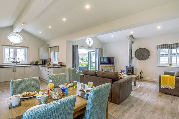 4 Berth Indulgent Grande Meadow Lodge Pet Friendly - The Bay Filey Holiday Village, Filey