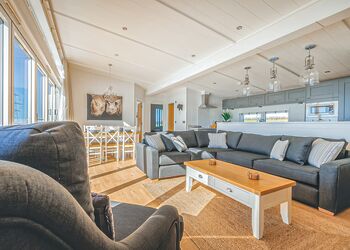 Kifaru Lodge - Folly Farm Holiday Park, Kilgetty