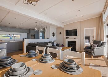 Kifaru View Lodge - Folly Farm Holiday Park, Kilgetty