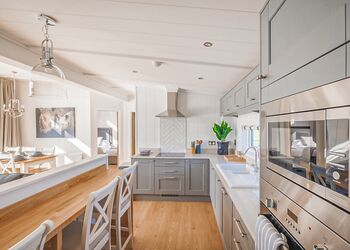 Kifaru View Lodge - Folly Farm Holiday Park, Kilgetty