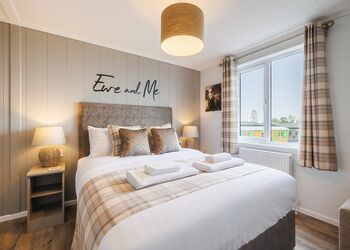 Balwen Lodge - Folly Farm Holiday Park, Kilgetty