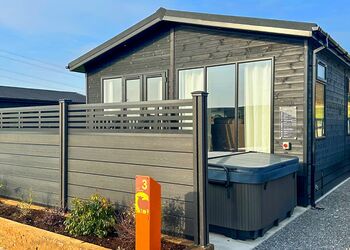 Torwen Lodge - Folly Farm Holiday Park, Kilgetty