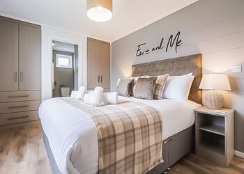 Torwen Lodge - Folly Farm Holiday Park, Kilgetty