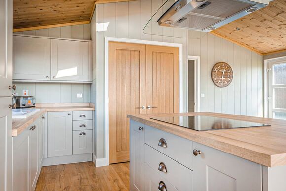 Fairground Lodge (Sleeps 6) - Folly Farm Holiday Park, Kilgetty