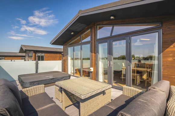 Fairground Lodge (sleeps 4) - Folly Farm Holiday Park, Kilgetty