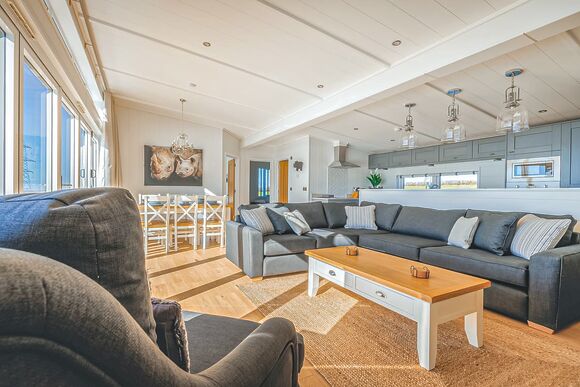 Kifaru Lodge - Folly Farm Holiday Park, Kilgetty