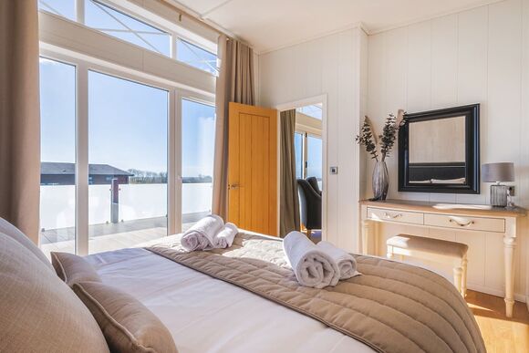 Kifaru Lodge - Folly Farm Holiday Park, Kilgetty