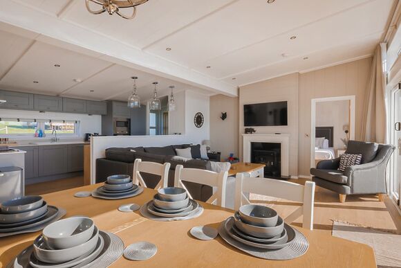 Kifaru View Lodge - Folly Farm Holiday Park, Kilgetty