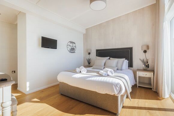 Kifaru View Lodge - Folly Farm Holiday Park, Kilgetty