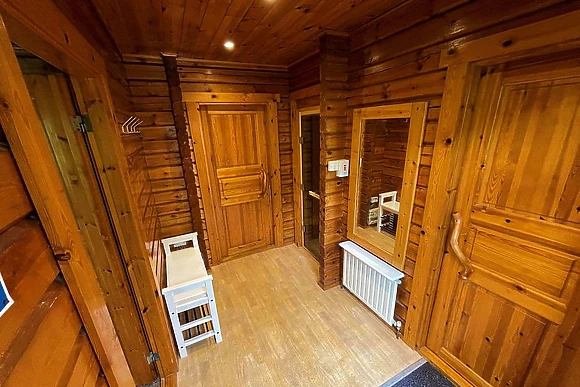 Traditional Woodland Lodge Hot Tub 6 