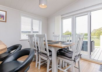 Willow Lodge - Florence Springs Lakeside Lodges, St Florence, Tenby