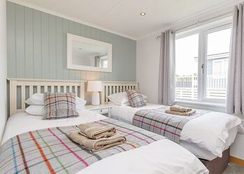 Willow Lodge - Florence Springs Lakeside Lodges, St Florence, Tenby