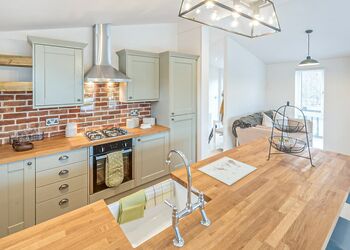 Pine Tree Lodge - Florence Springs Lakeside Lodges, St Florence, Tenby