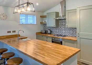 Bluebell Lodge - Florence Springs Lakeside Lodges, St Florence, Tenby