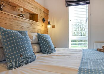 Bluebell Lodge - Florence Springs Lakeside Lodges, St Florence, Tenby