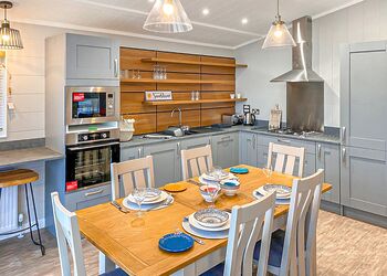 Snowdrop Lodge - Florence Springs Lakeside Lodges, St Florence, Tenby