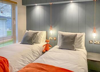 Snowdrop Lodge - Florence Springs Lakeside Lodges, St Florence, Tenby