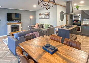 Walnut Lodge - Florence Springs Lakeside Lodges, St Florence, Tenby