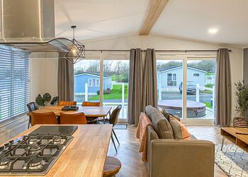 Walnut Lodge - Florence Springs Lakeside Lodges, St Florence, Tenby