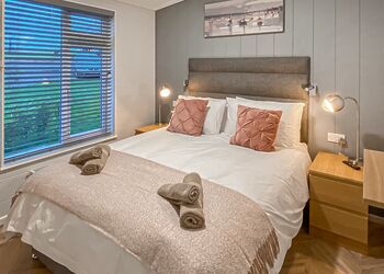 Walnut Lodge - Florence Springs Lakeside Lodges, St Florence, Tenby