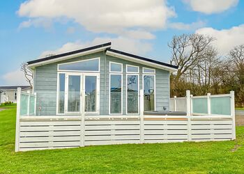 Honeysuckle Lodge - Florence Springs Lakeside Lodges, St Florence, Tenby