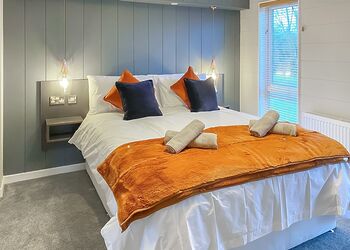 Honeysuckle Lodge - Florence Springs Lakeside Lodges, St Florence, Tenby