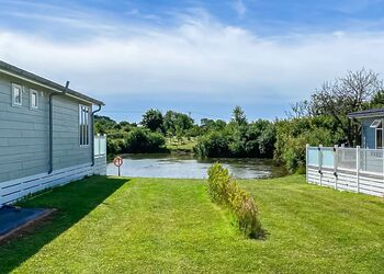 Adventure Lodge - Florence Springs Lakeside Lodges, St Florence, Tenby