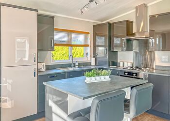 Monterey Lodge - Florence Springs Lakeside Lodges, St Florence, Tenby