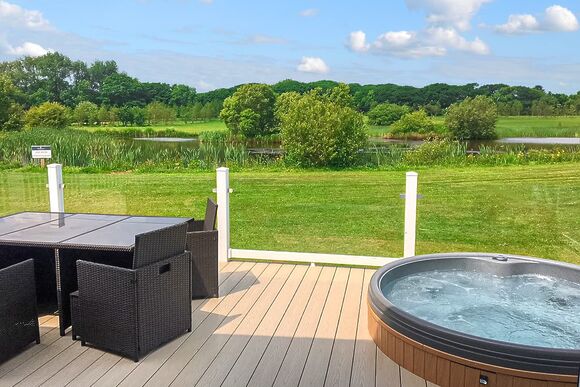 Juniper Lodge - Florence Springs Lakeside Lodges, St Florence, Tenby