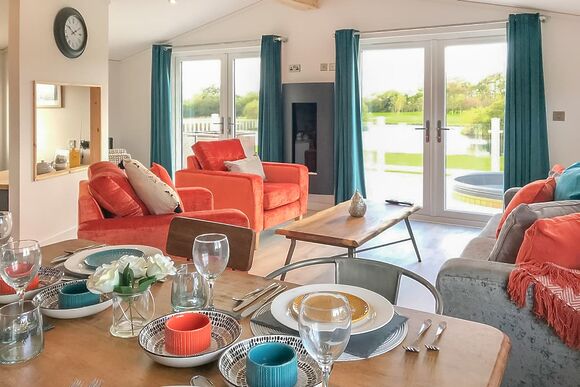 Juniper Lodge - Florence Springs Lakeside Lodges, St Florence, Tenby
