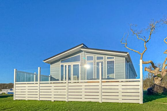 Snowdrop Lodge - Florence Springs Lakeside Lodges, St Florence, Tenby