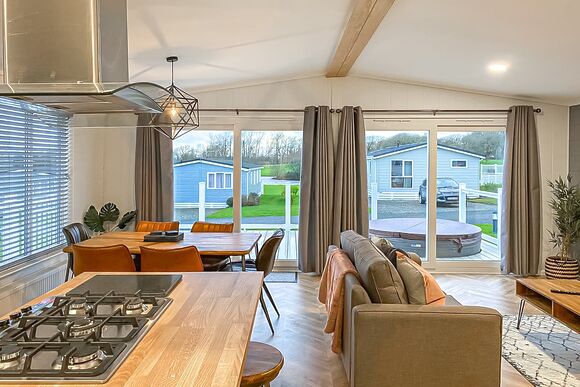 Walnut Lodge - Florence Springs Lakeside Lodges, St Florence, Tenby