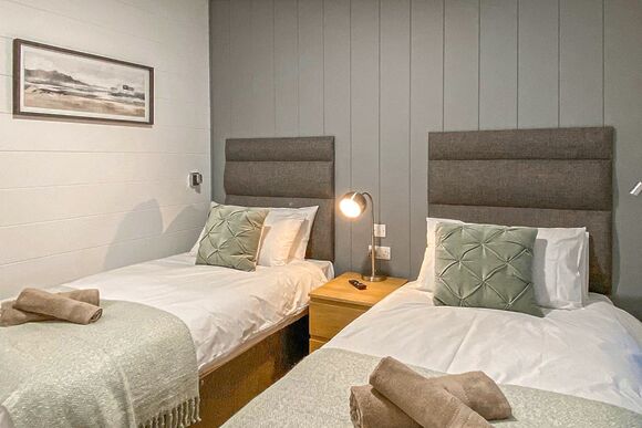 Walnut Lodge - Florence Springs Lakeside Lodges, St Florence, Tenby