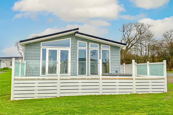 Honeysuckle Lodge - Florence Springs Lakeside Lodges, St Florence, Tenby