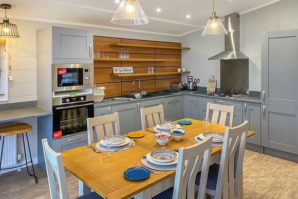 Honeysuckle Lodge - Florence Springs Lakeside Lodges, St Florence, Tenby