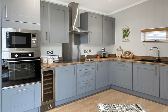 Adventure Lodge - Florence Springs Lakeside Lodges, St Florence, Tenby