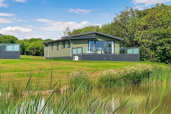 Superior Adventure Lodge - Florence Springs Lakeside Lodges, St Florence, Tenby