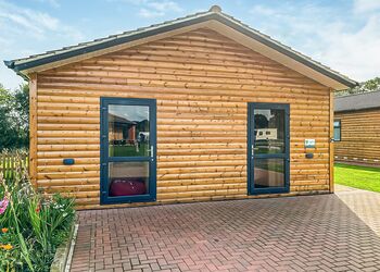 Kingfisher - Flaxton Meadows Luxury Lodges, Flaxton