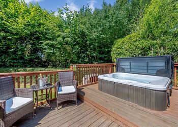 Dymock Spa - Ford Farm Lodges, Kilcot, Newent