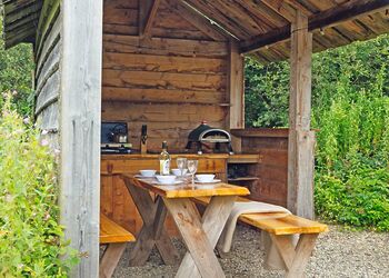 Florence Springs Yurt - Florence Springs Glamping, St Florence, Tenby