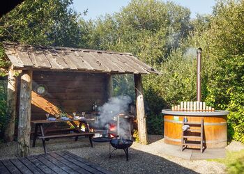 The Woodland Hideaway - Florence Springs Glamping, St Florence, Tenby