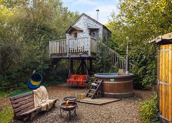 Pyatts Nest Treehouse - Florence Springs Glamping, St Florence, Tenby