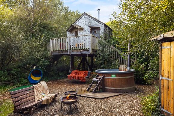 Pyatts Nest Treehouse - Florence Springs Glamping, St Florence, Tenby