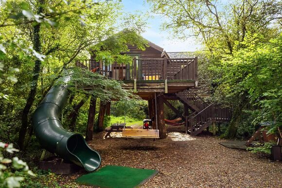 Cuckoos Nest Treehouse - Florence Springs Glamping, St Florence, Tenby