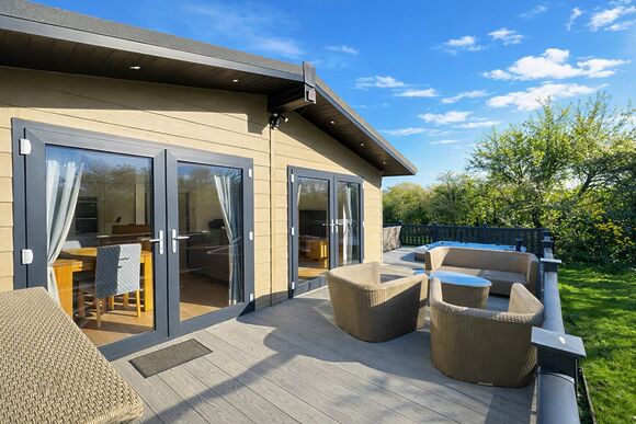 Executive Lodge with Hot Tub - Foxhunter Park, Monkton, Nr Ramsgate